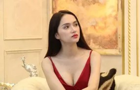 Hoa hậu Hương Giang công khai nâng ngực sửa lại